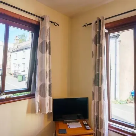 Ground Floor Twin King Bed Option Free Off Street Parking Apartment *